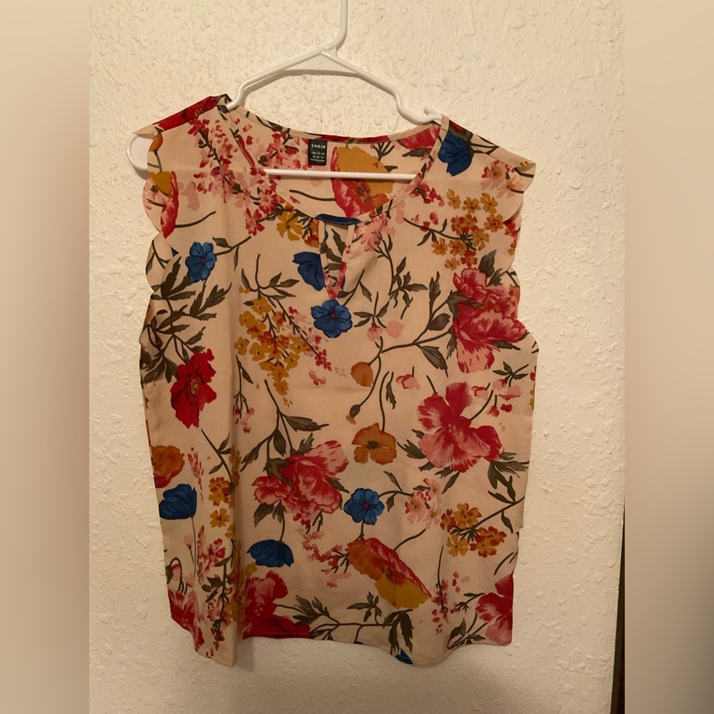 Floral scallop blouse